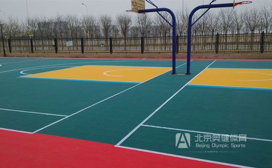 籃球場也是懸浮地板卡通圖案的拼裝，