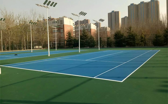 進入塑膠場請穿運動鞋，不能穿高跟鞋，以免損壞塑膠地面