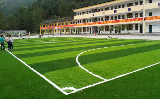 放置在足球場旁邊待用。