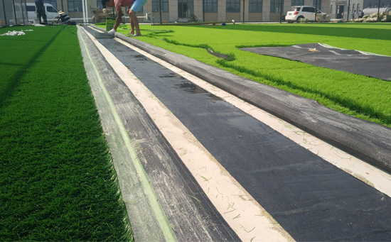 粘接時草與草之間不應重疊并用機器碾壓