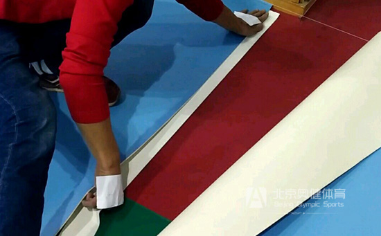 羽毛球場地膠連接處就跟地面固定了