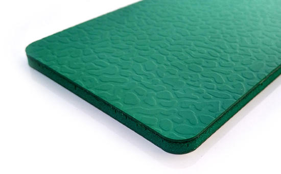 常見羽毛球場地地膠尺寸為：1.42米*15米，1.8*15米，1.8米*16米三種尺寸規(guī)格