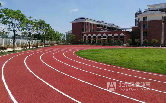 標準的塑膠跑道