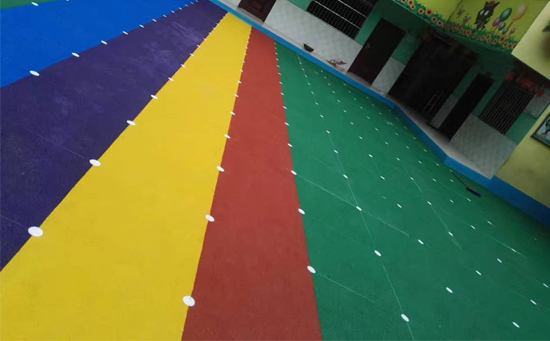 小區(qū)塑膠跑道施工廠家制定了細(xì)致的售后服務(wù)承諾