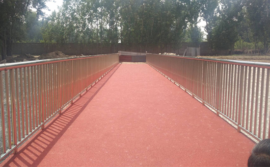 塑膠地面有吸震減震增加回彈力，能夠降低許多運(yùn)動(dòng)時(shí)所造成的不必要傷害