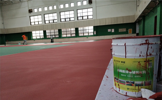 奧茵丙烯酸網(wǎng)球場(chǎng)施工中的材料桶