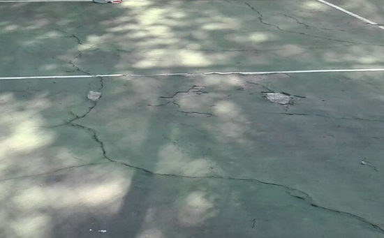 硅pu籃球場面層整場破損嚴(yán)重