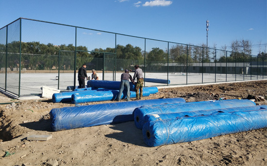 人造草運(yùn)抵足球場內(nèi)